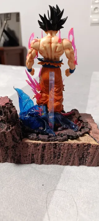 Goku Ultra Instinto Figura con Diorama