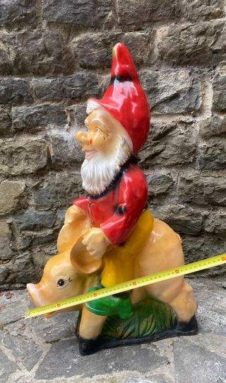Gnomo in resina su maialino