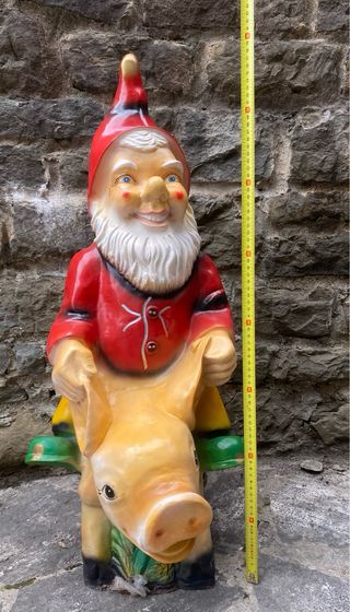 Gnomo in resina su maialino
