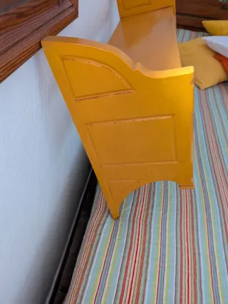 Estantería de madera pintada amarilla para colgar