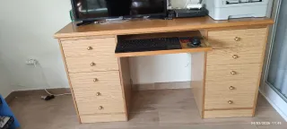 Escritorio madera con bandeja teclado