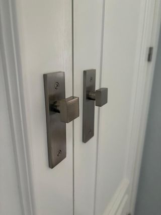 Tiradores de puerta en acero.