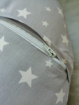 Cojín de lactancia estrellas gris