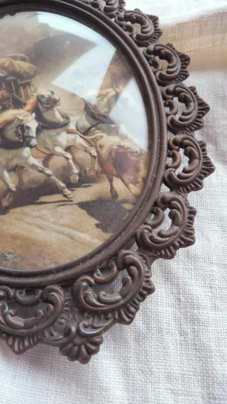 Quadro ovale vintage con cornice in ottone