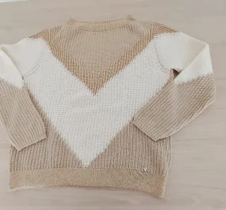 Jersey  GUESS  de punto chevron beige y blanco