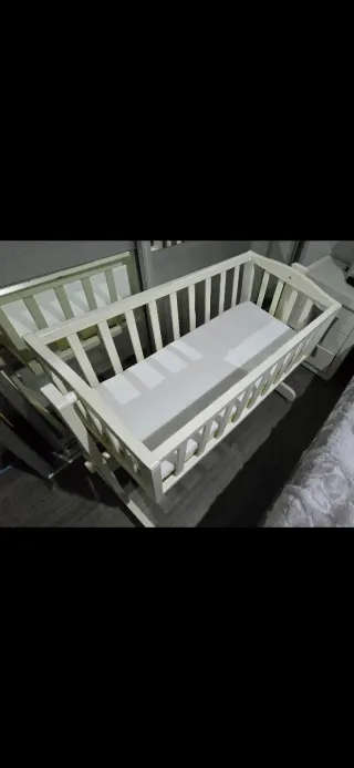 Cuna de madera blanca con colchón