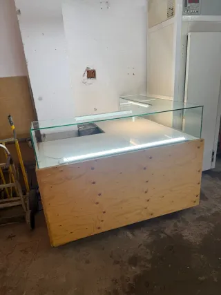 Mostrador de madera y cristal