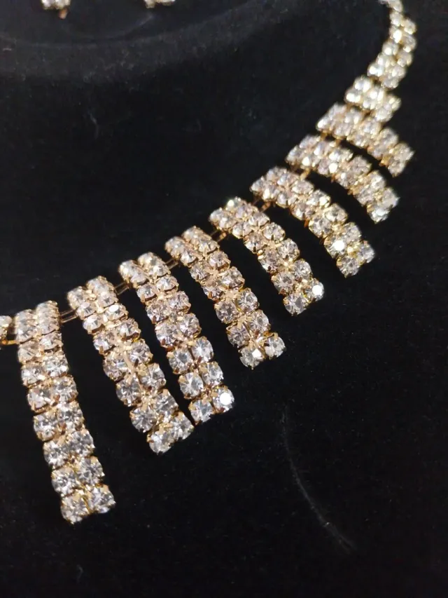 Collar y pendientes de fiesta