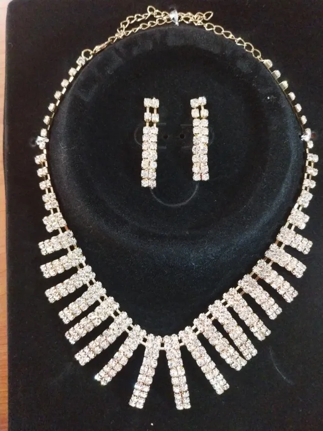 Collar y pendientes de fiesta