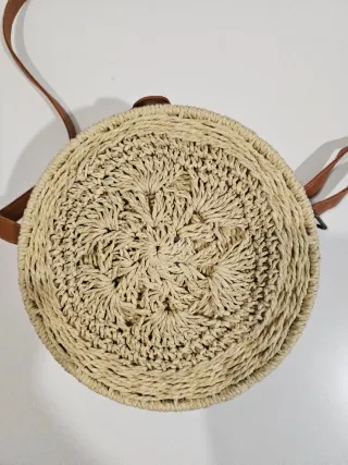 Bolso redondo tejido con detalles en piel