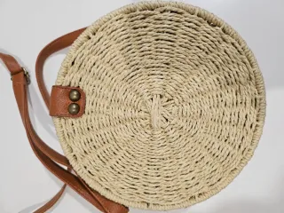 Bolso redondo tejido con detalles en piel