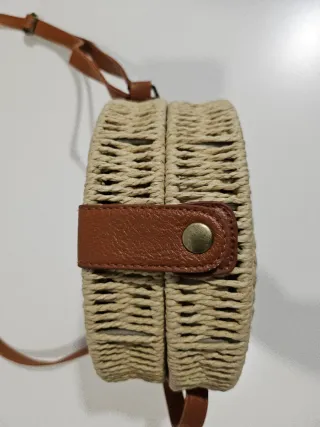 Bolso redondo tejido con detalles en piel