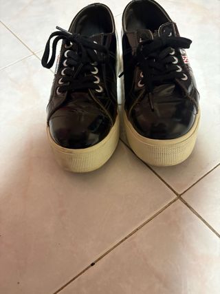 Scarpe Superga nere lucide