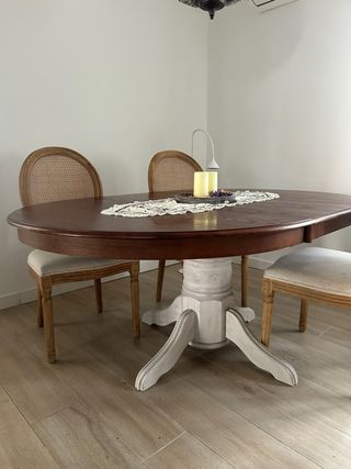 Mesa de comedor ovalada de madera