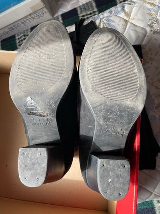 Botines negros ante mujer