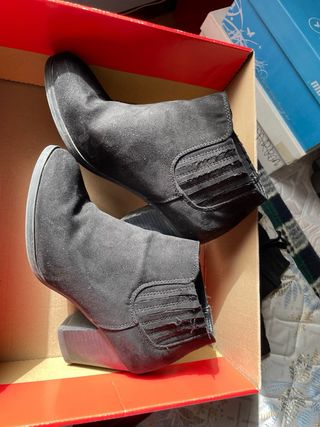 Botines negros ante mujer