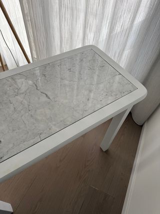 Mesa de madera con tapa de mármol