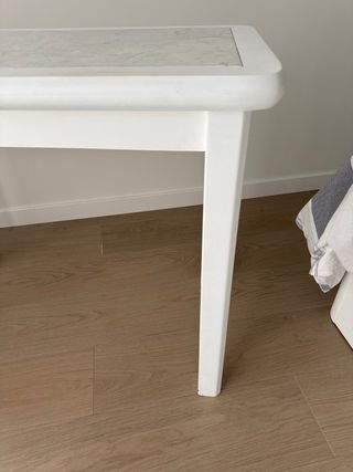 Mesa de madera con tapa de mármol