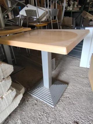 Mobiliario de bar: mesas y sillas