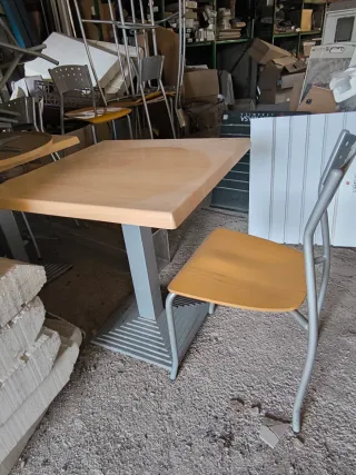 Mobiliario de bar: mesas y sillas