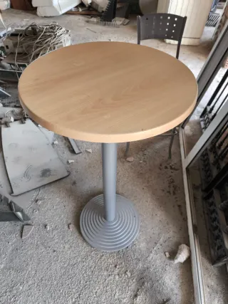 Mobiliario de bar: mesas y sillas