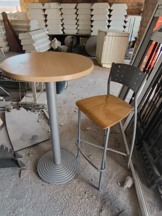 Mobiliario de bar: mesas y sillas