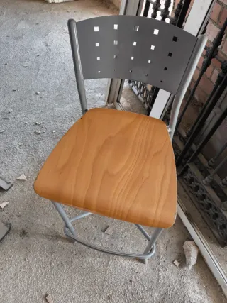 Mobiliario de bar: mesas y sillas