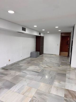 Oficina en alquiler en El Juncal - Av. de la Paz en Sevilla
