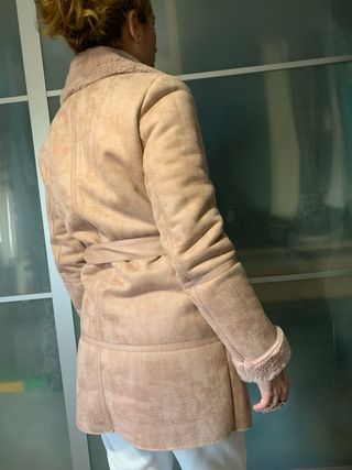 Abrigo mujer antelina y forrado pelo color rosa TM