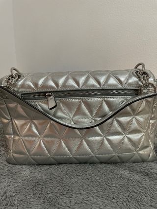 Bolso Guess Plateado Acolchado