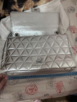 Bolso Guess Plateado Acolchado