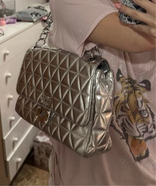 Bolso Guess Plateado Acolchado