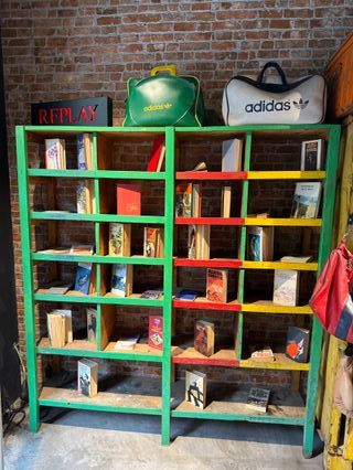 Estantería de madera multicolor