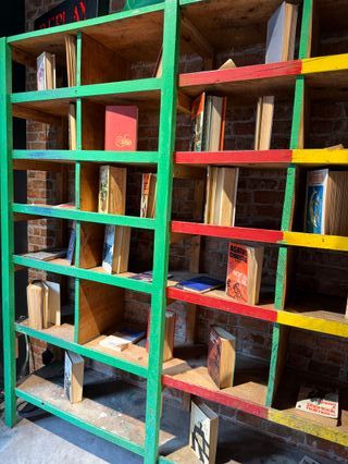 Estantería de madera multicolor