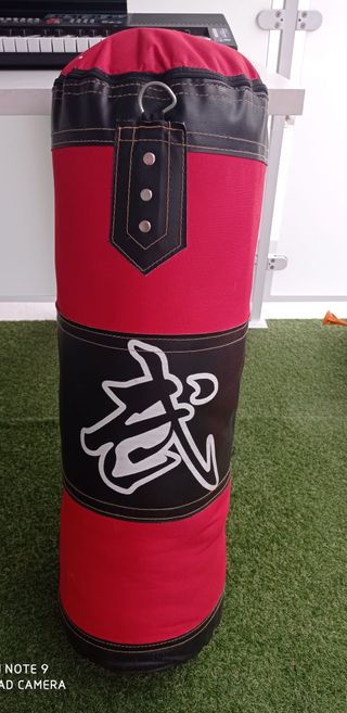 Saco de boxeo rojo y negro