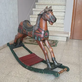 Caballo balancín de madera