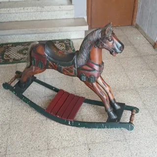 Caballo balancín de madera