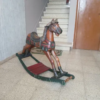 Caballo balancín de madera
