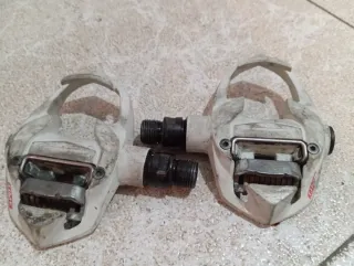 Pedales automáticos para bicicleta