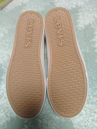 Zapatillas Levis Negras y Blancas