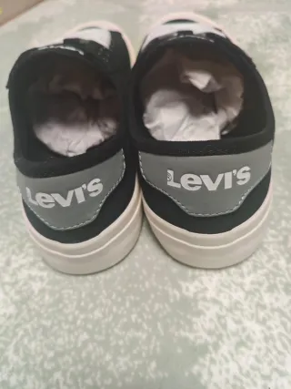 Zapatillas Levis Negras y Blancas