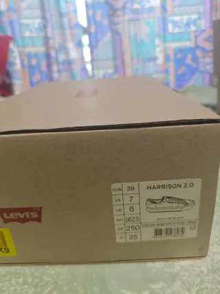 Zapatillas Levis Negras y Blancas