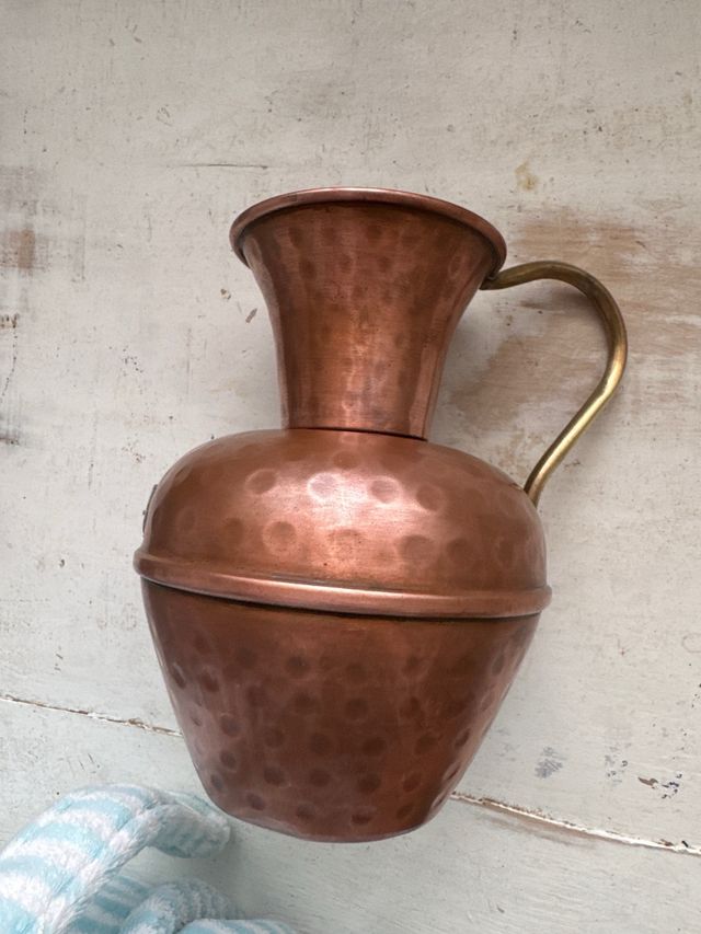 Jarra de bronce y cobre martillado