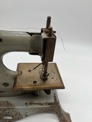 Máquina coser juguete realista principios siglo XX
