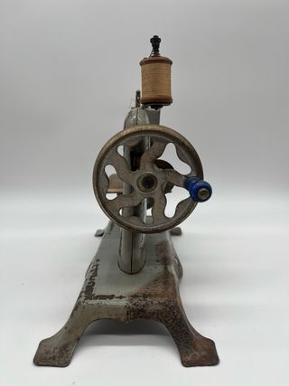 Máquina coser juguete realista principios siglo XX