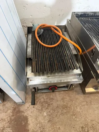 Parrilla de gas con manguera naranja