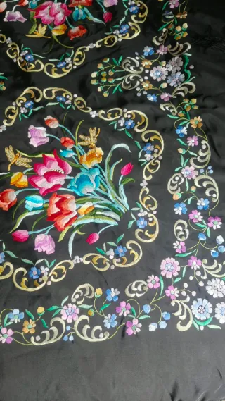 Mantón de Manila bordado