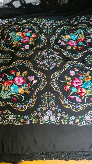 Mantón de Manila bordado