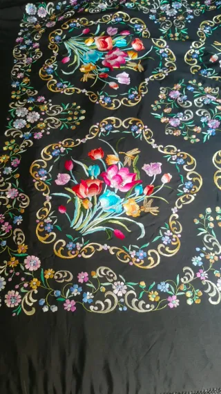 Mantón de Manila bordado