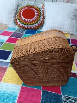 Antigua maleta de mimbre estilo francés